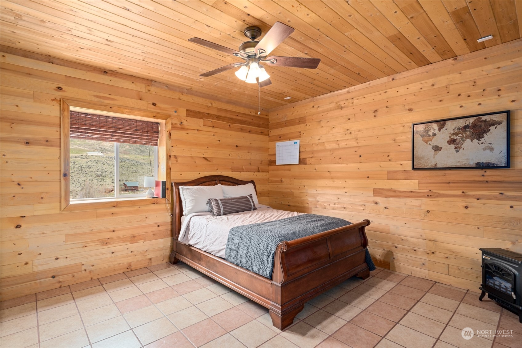 1246 Cranmer Road Wenatchee, WA 98801 - Photo 31 of 39 a bedroom with a bed and a window