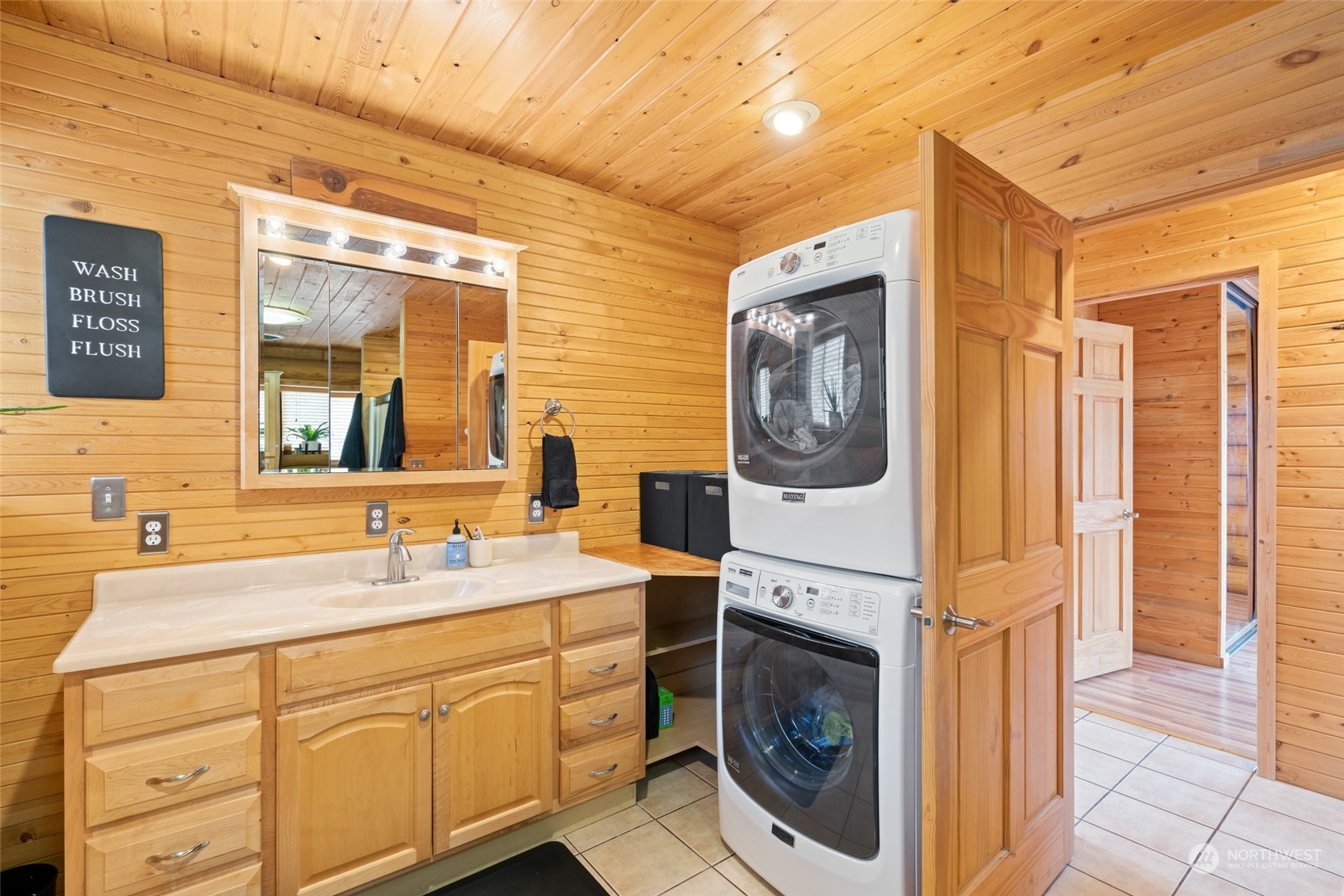 1246 Cranmer Road Wenatchee, WA 98801 - Photo 32 of 39 a spacious bathroom with a sink a washer and dryer