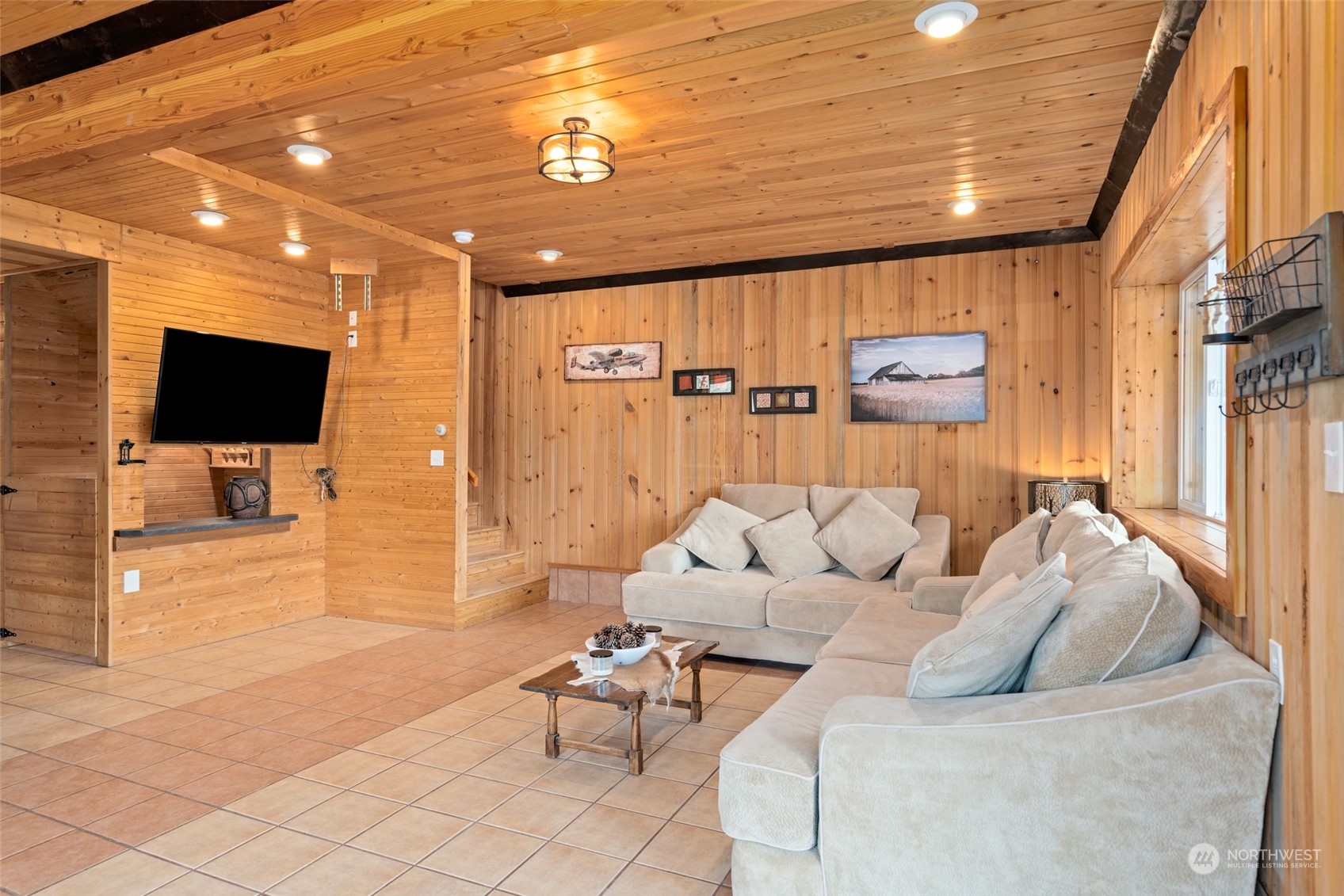 1246 Cranmer Road Wenatchee, WA 98801 - Photo 34 of 39 a living room with furniture and a flat screen tv