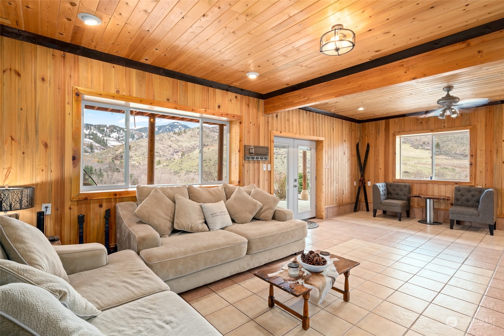 1246 Cranmer Road Wenatchee, WA 98801 - Photo 35 of 39 a living room with furniture and a large window