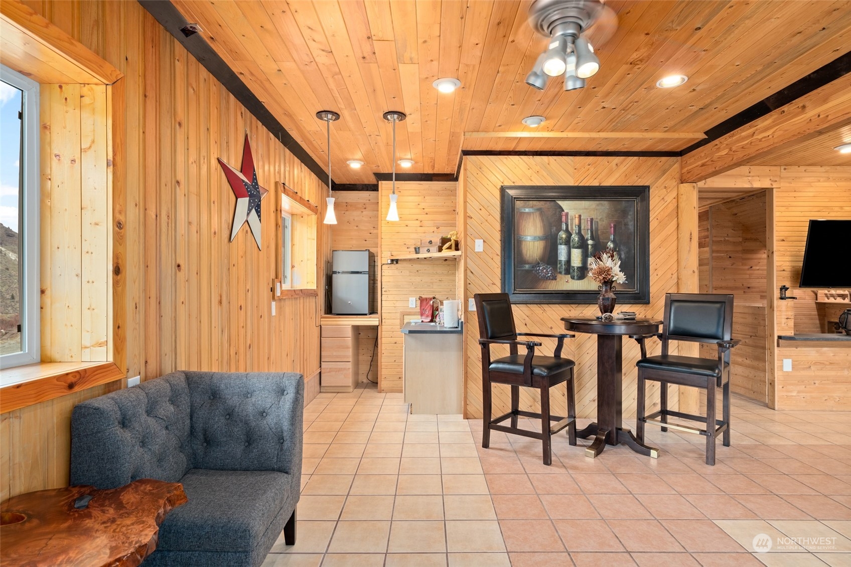 1246 Cranmer Road Wenatchee, WA 98801 - Photo 36 of 39 a living room with furniture and a large window