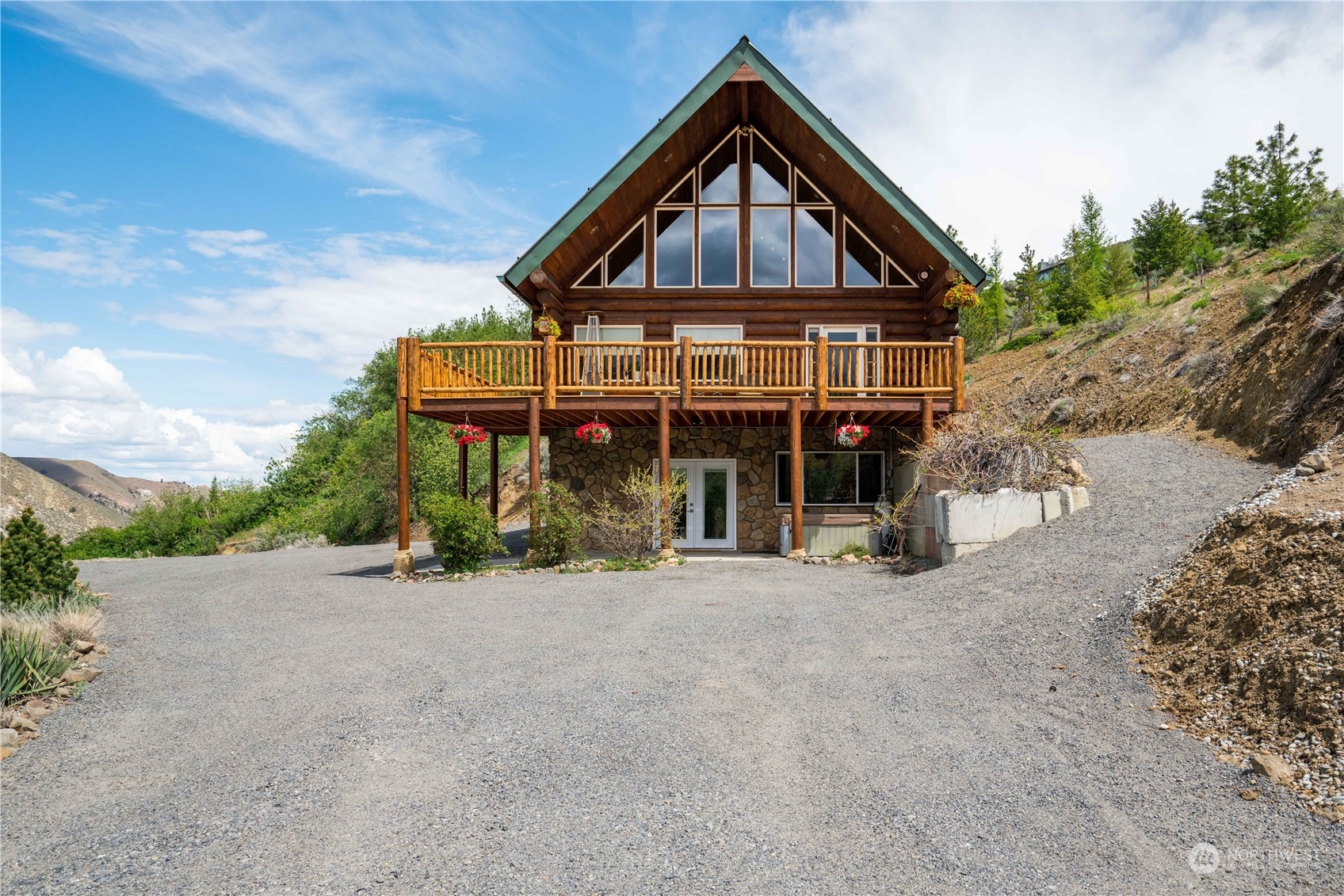 1246 Cranmer Road Wenatchee, WA 98801 - Photo 5 of 39 a front view of a house with a yard