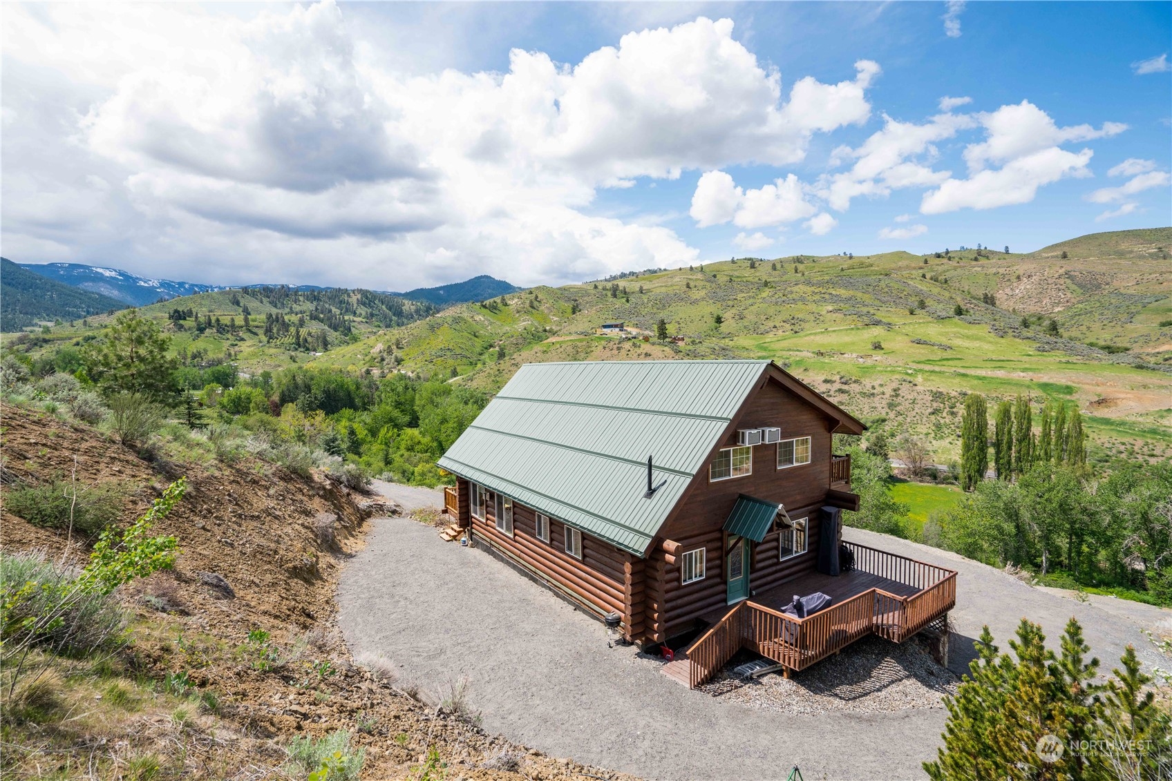 1246 Cranmer Road Wenatchee, WA 98801 - Photo 6 of 39 a view of a terrace with a garden