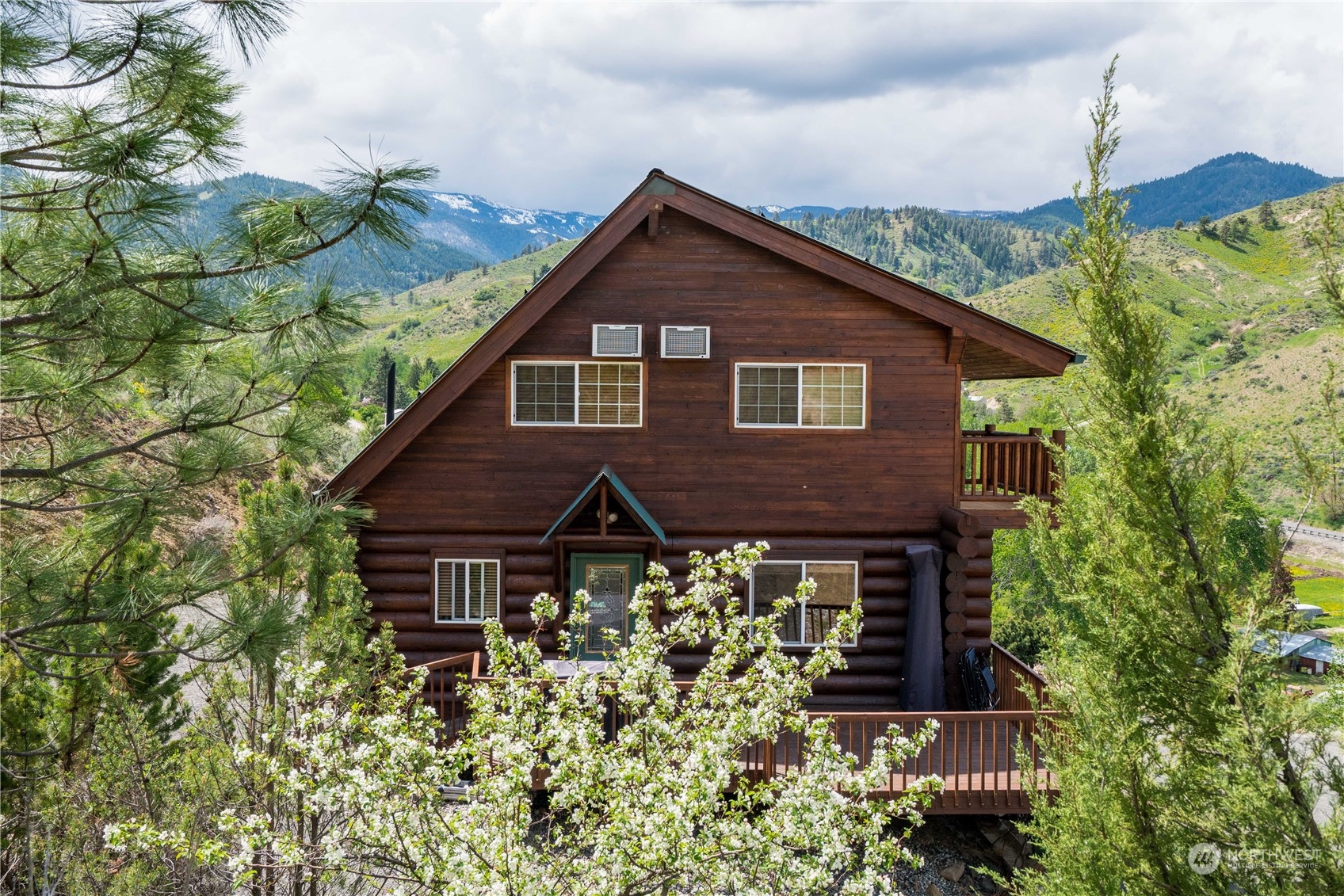 1246 Cranmer Road Wenatchee, WA 98801 - Photo 7 of 39 a house view with a garden space