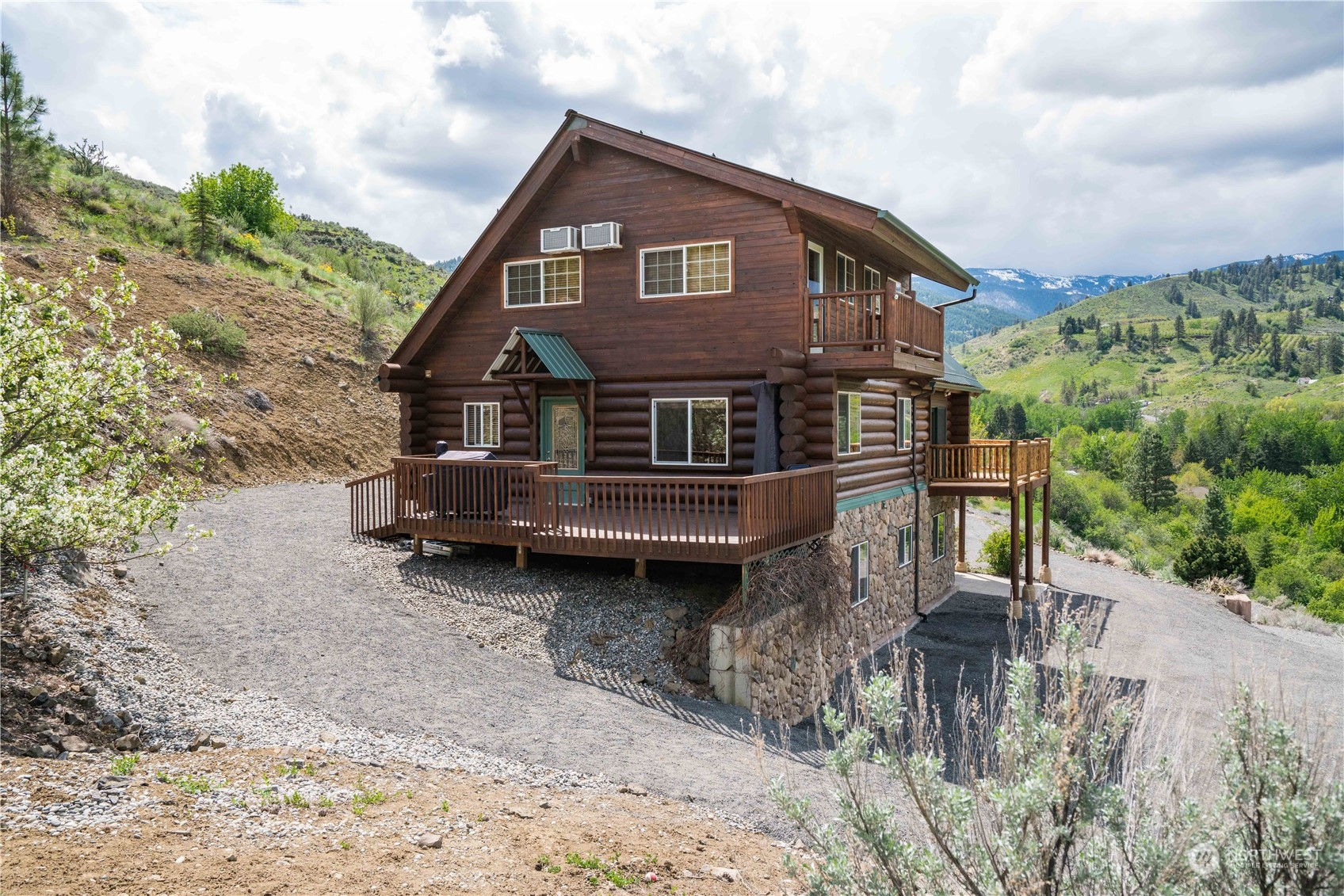 1246 Cranmer Road Wenatchee, WA 98801 - Photo 8 of 39 a house view with a garden space