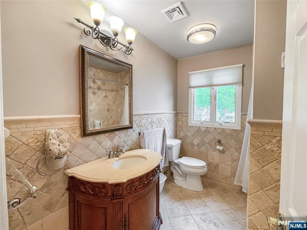 445 Nevada Street Paramus, NJ 07652 - Photo 32 of 50