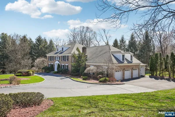 $2,565,000 | 416 Devonshire Drive, Franklin Lakes, NJ 07417