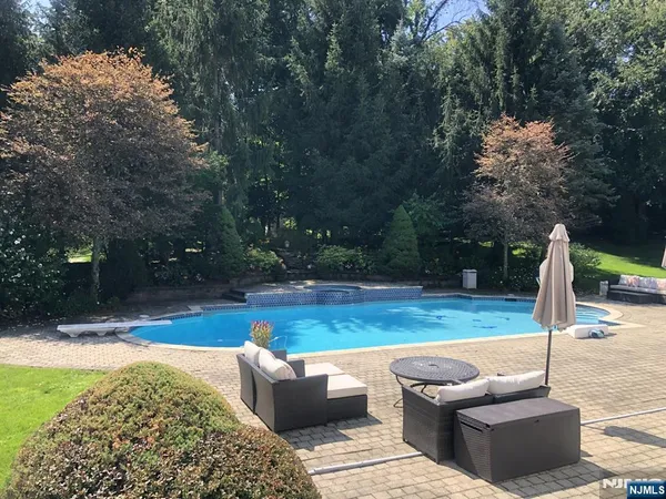 $2,565,000 | 416 Devonshire Drive, Franklin Lakes, NJ 07417