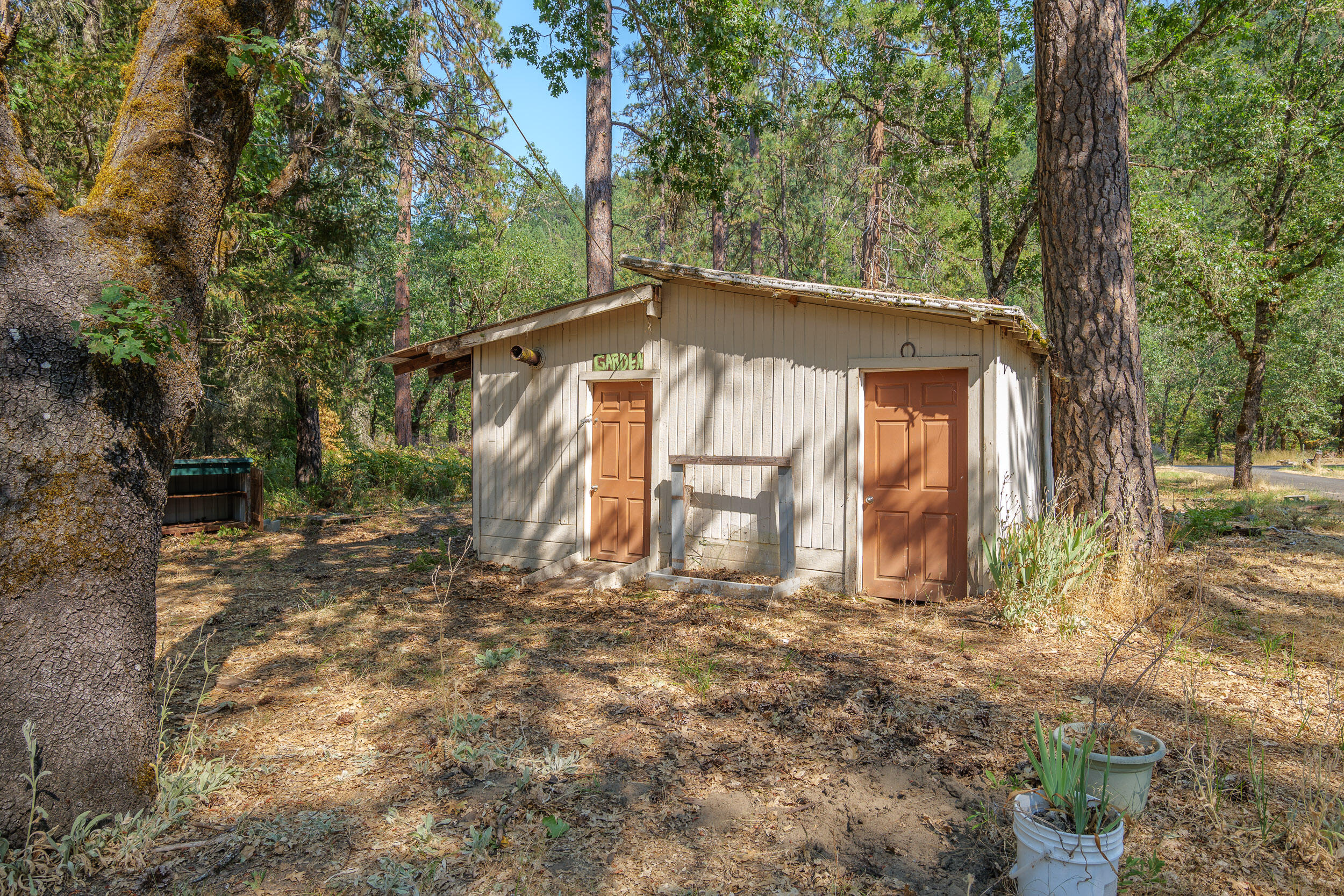 2392 Gunnell Road Grants Pass, OR 97526 - Photo 24 of 30 024