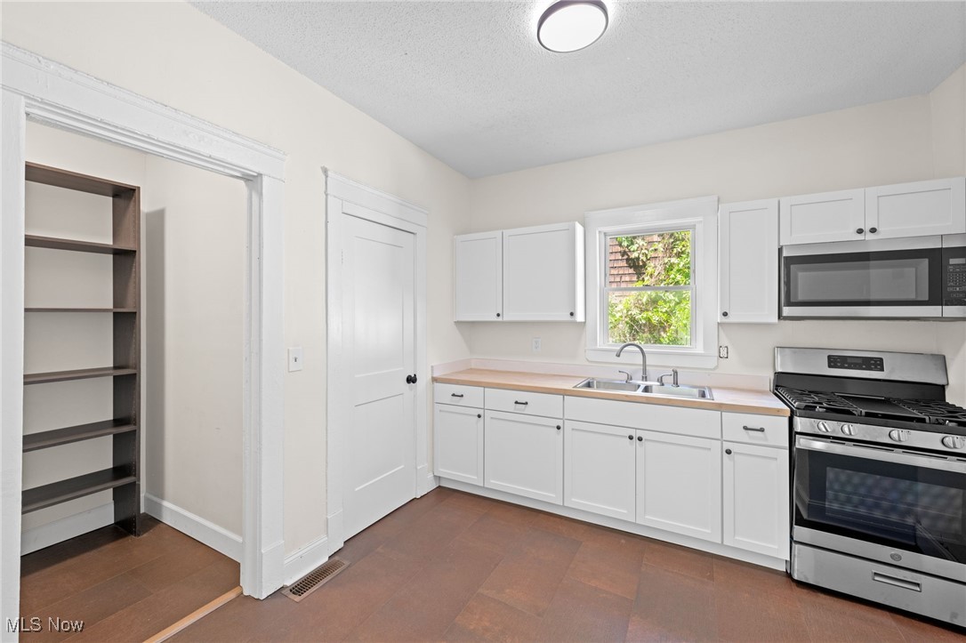 1886 Haldane Road Cleveland, OH 44112 - Photo 13 of 28