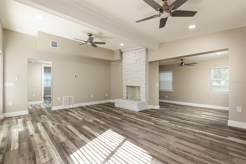 1007 San Domingo Road Orlando, FL 32808 - Photo 8 of 17 a view of a livingroom with a workspace