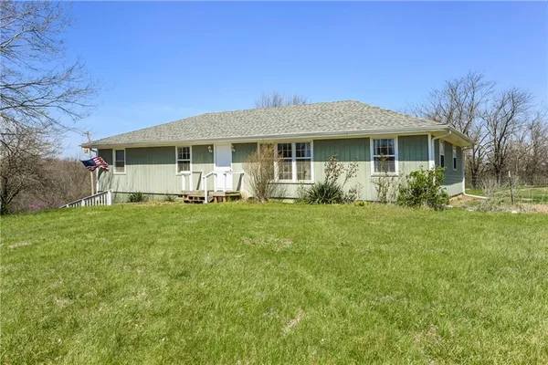 $369,900 | 19046 106th Street, McLouth, KS 66054