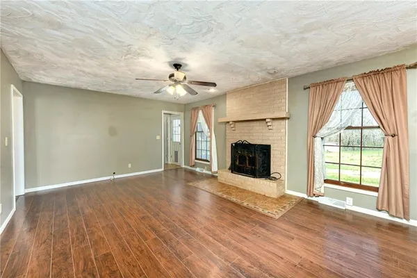 $369,900 | 19046 106th Street, McLouth, KS 66054