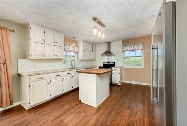 $369,900 | 19046 106th Street, McLouth, KS 66054