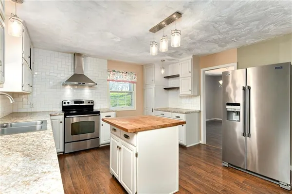 $369,900 | 19046 106th Street, McLouth, KS 66054