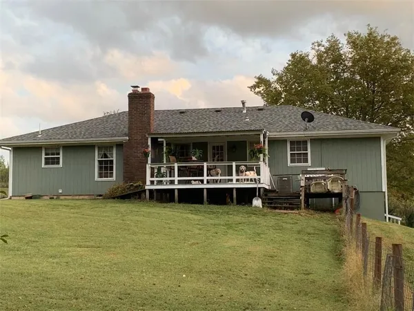 $369,900 | 19046 106th Street, McLouth, KS 66054