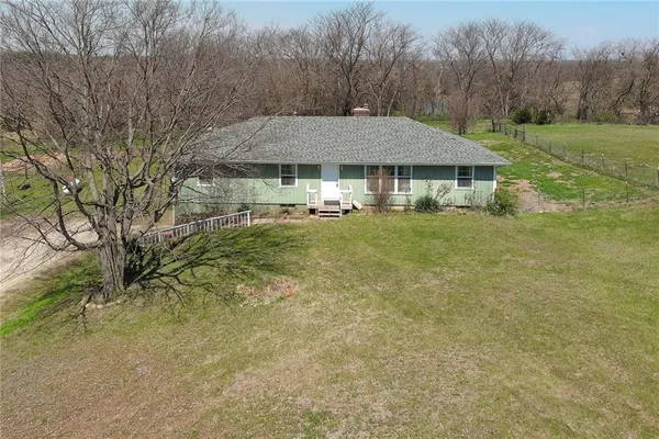 $369,900 | 19046 106th Street, McLouth, KS 66054