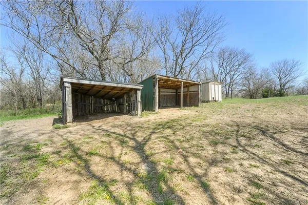 $369,900 | 19046 106th Street, McLouth, KS 66054