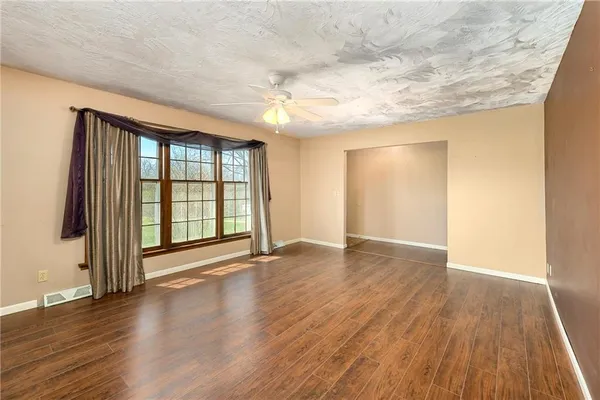 $369,900 | 19046 106th Street, McLouth, KS 66054