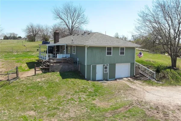 $369,900 | 19046 106th Street, McLouth, KS 66054