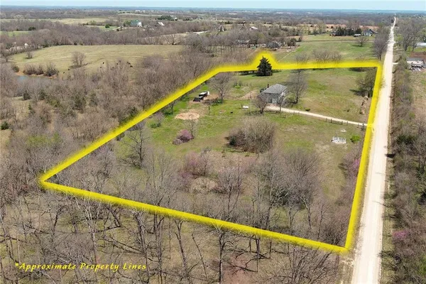 $369,900 | 19046 106th Street, McLouth, KS 66054