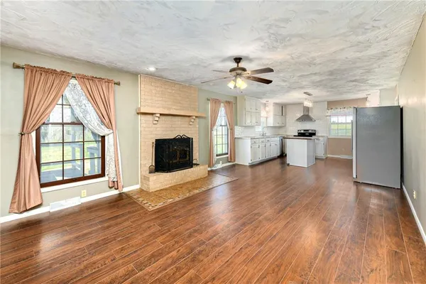 $369,900 | 19046 106th Street, McLouth, KS 66054