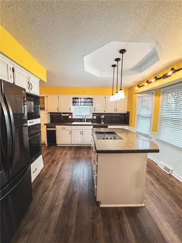 $425,000 | 8011 Gillette Street, Lenexa, KS 66215