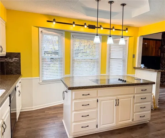 $425,000 | 8011 Gillette Street, Lenexa, KS 66215