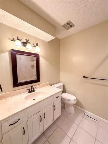 $425,000 | 8011 Gillette Street, Lenexa, KS 66215