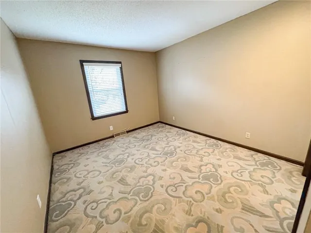 $425,000 | 8011 Gillette Street, Lenexa, KS 66215