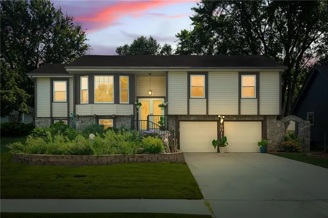 $425,000 | 8011 Gillette Street, Lenexa, KS 66215