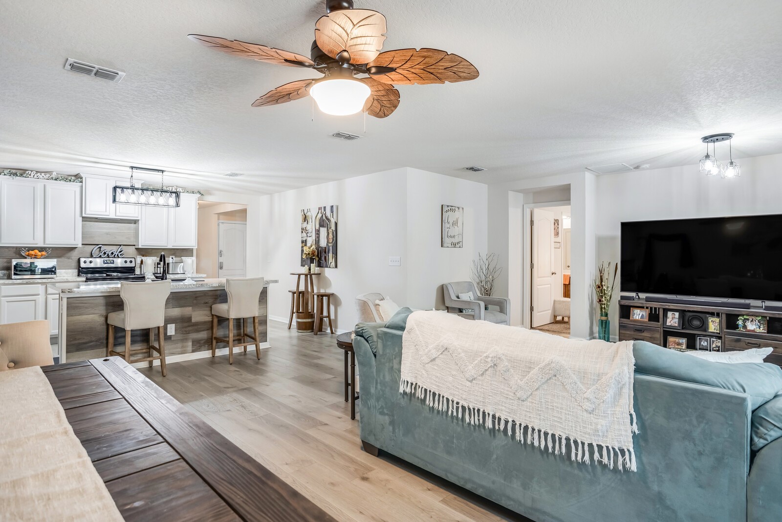 95170 Timberlake Drive Fernandina Beach, FL 32034 - Photo 7 of 36 a living room with furniture and a flat screen tv