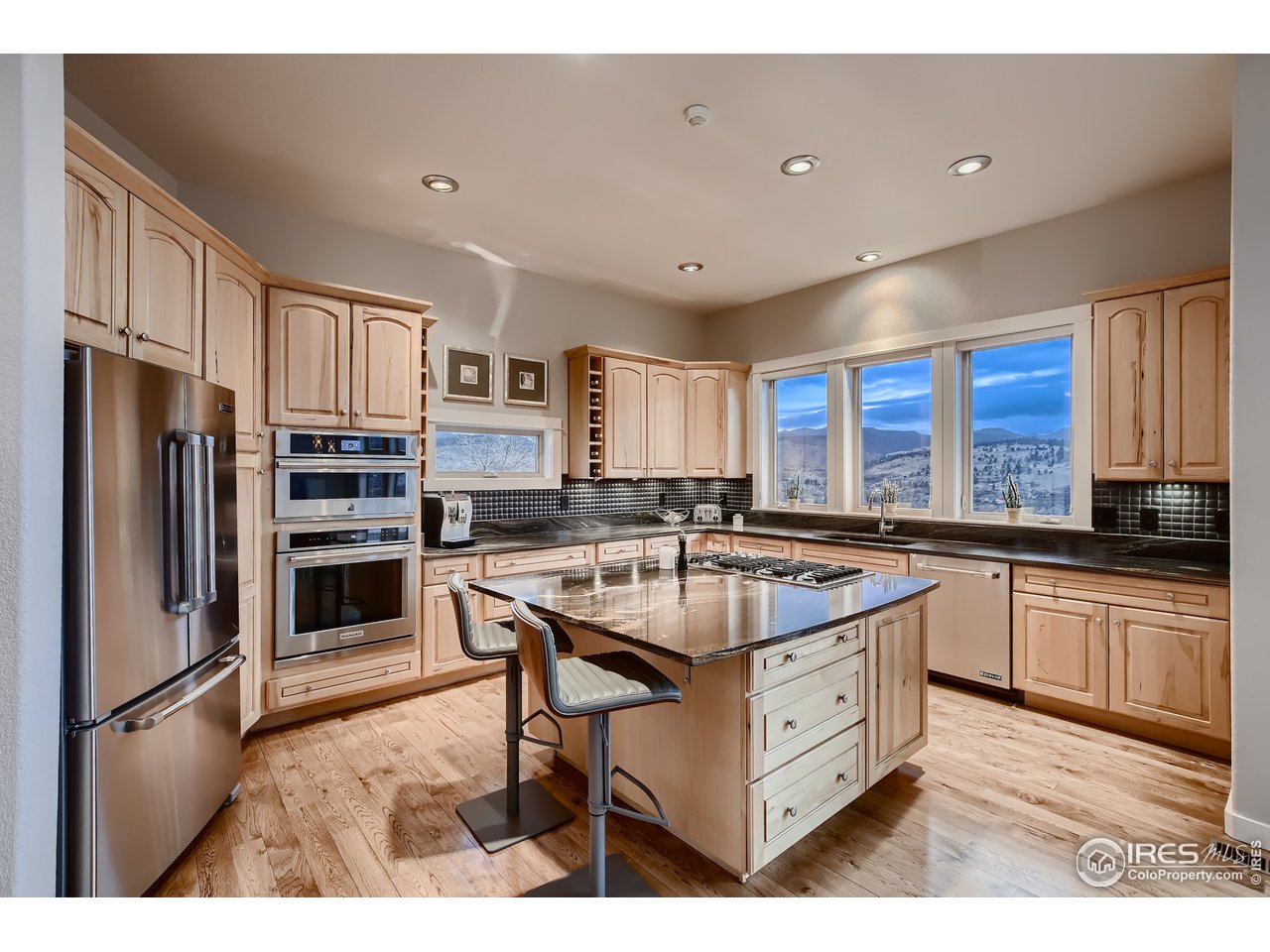 814 Mountain View Drive Lyons, CO 80540 - Photo 11 of 36 a kitchen with a stove a refrigerator and a sink