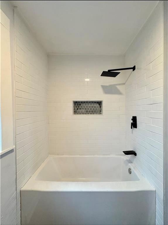 1416 Ridge Avenue Coraopolis, PA 15108 - Photo 20 of 24 a bathroom with a bathtub