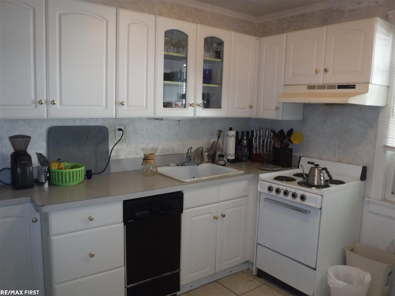 2030 Roslyn Road Grosse Pointe, MI 48236 - Photo 3 of 7 31327613-2.JPG