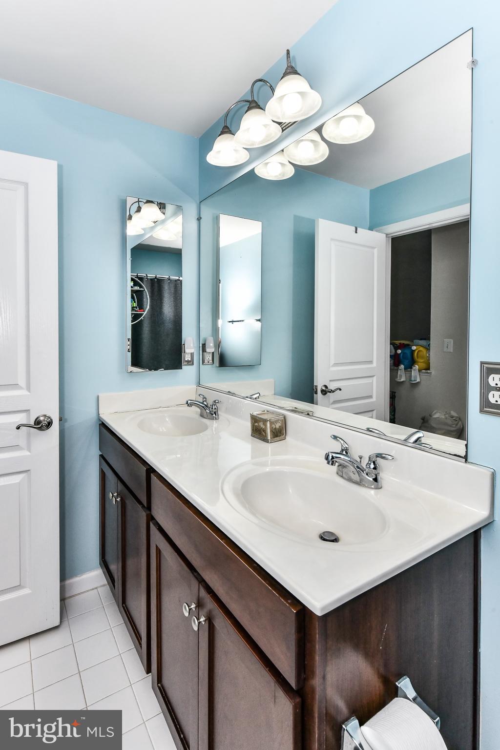 8369 Scotland Loop Manassas, VA 20109 - Photo 17 of 28 Spacious top level full bathroom!