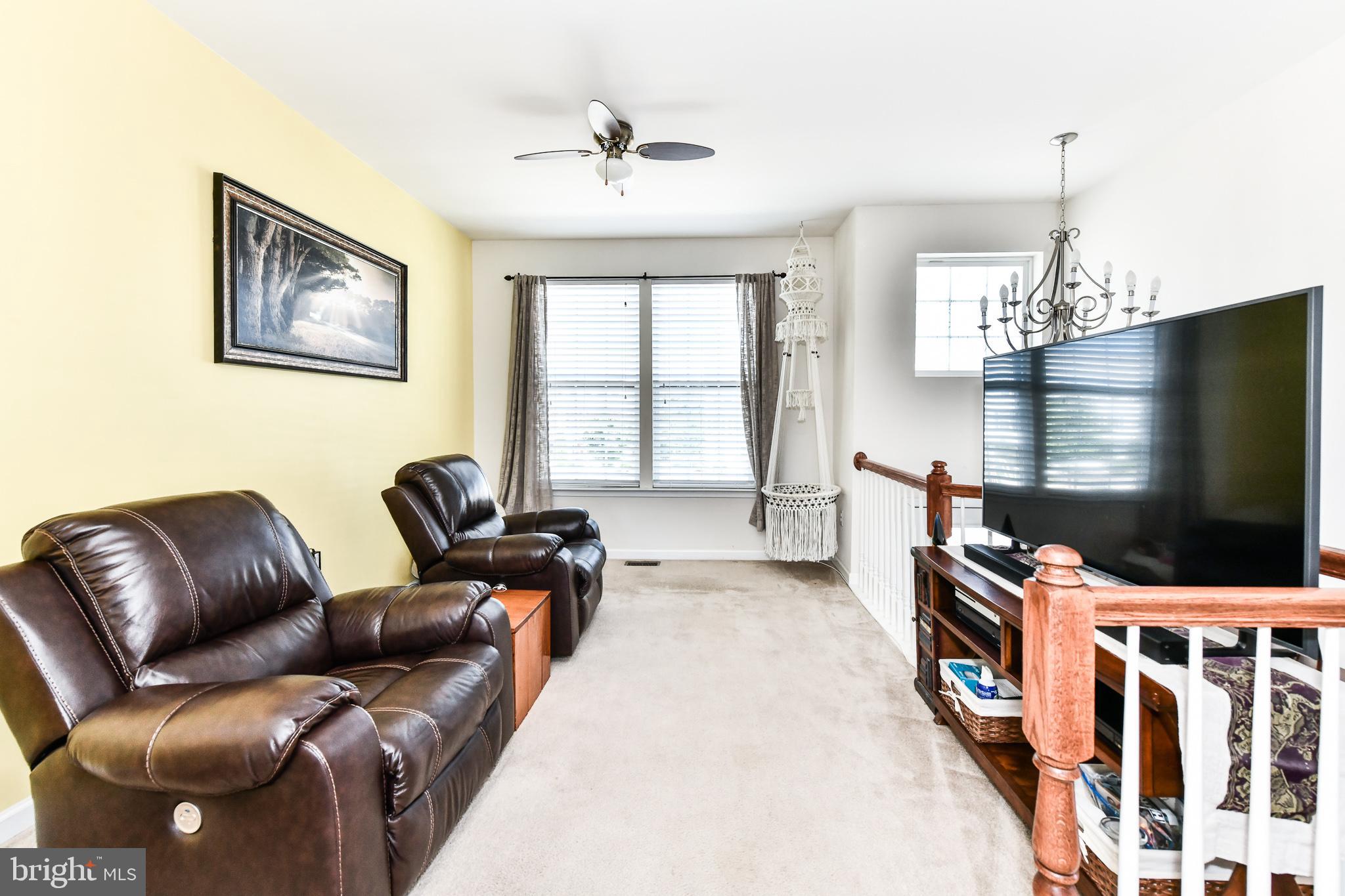 8369 Scotland Loop Manassas, VA 20109 - Photo 4 of 28 Spacious living room!