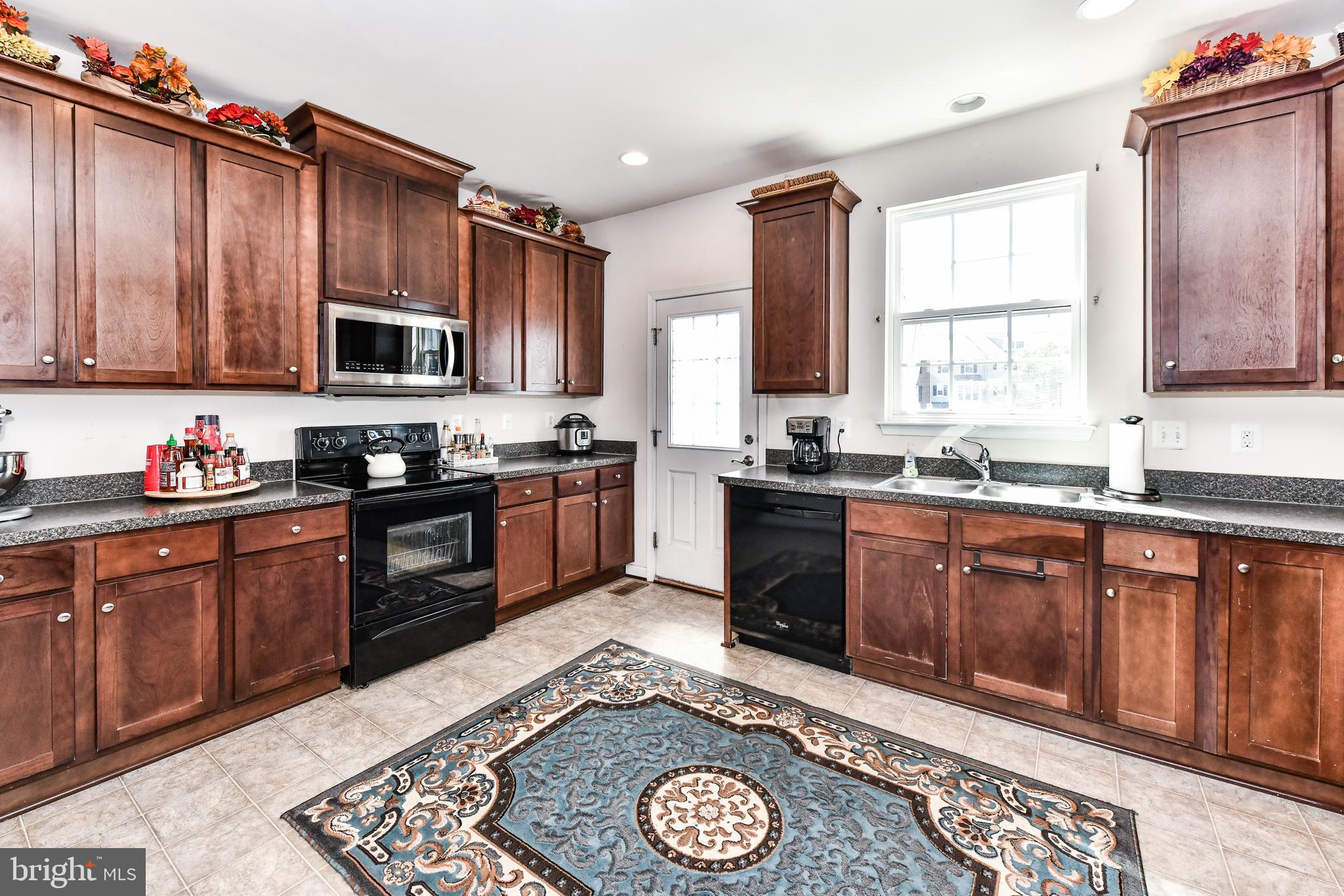 8369 Scotland Loop Manassas, VA 20109 - Photo 8 of 28 Huge kitchen!
