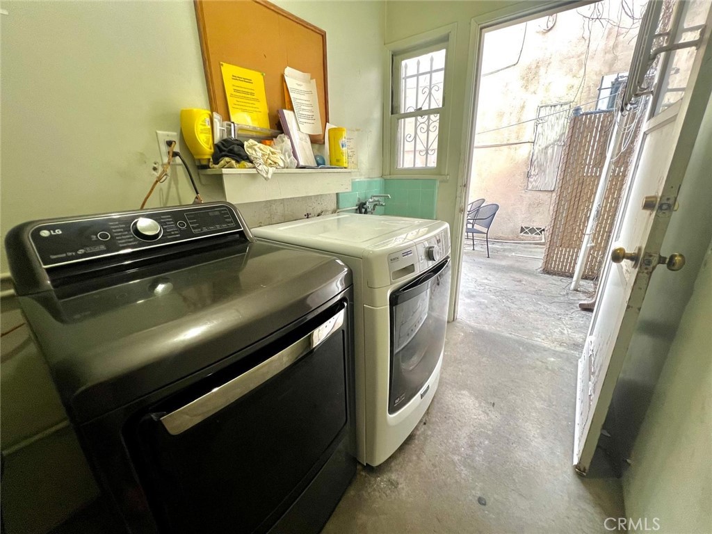 1825 East 3rd Street, Unit 1 Long Beach, CA 90802 - Photo 15 of 19 Community laundry