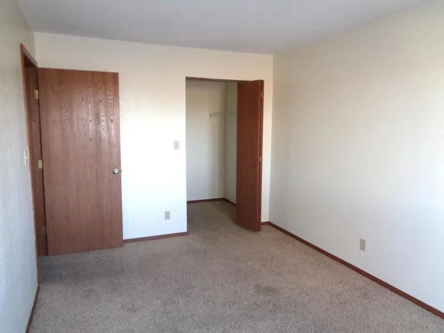 $947 | 910 Hengen Street, Unit 404, Fairmont, MN 56031