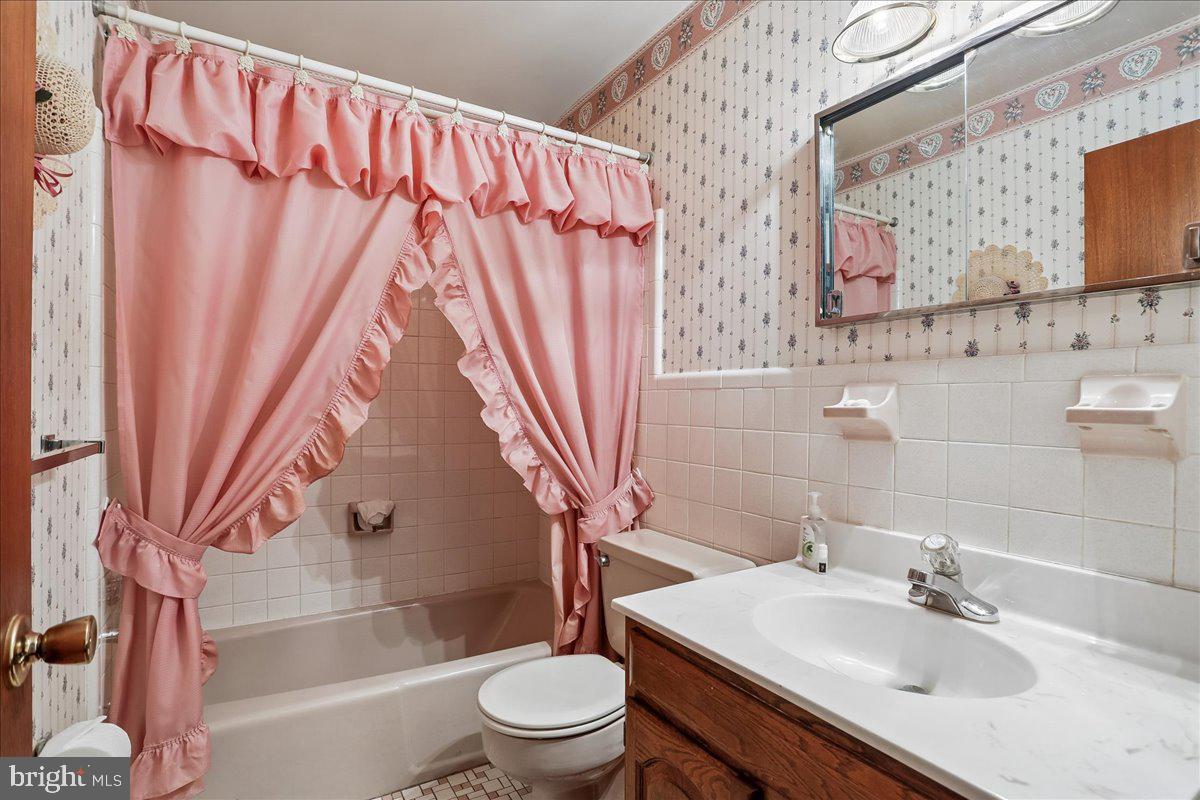 21909 Frederick Road Boyds, MD 20841 - Photo 16 of 20 Full bath with tub/ shower