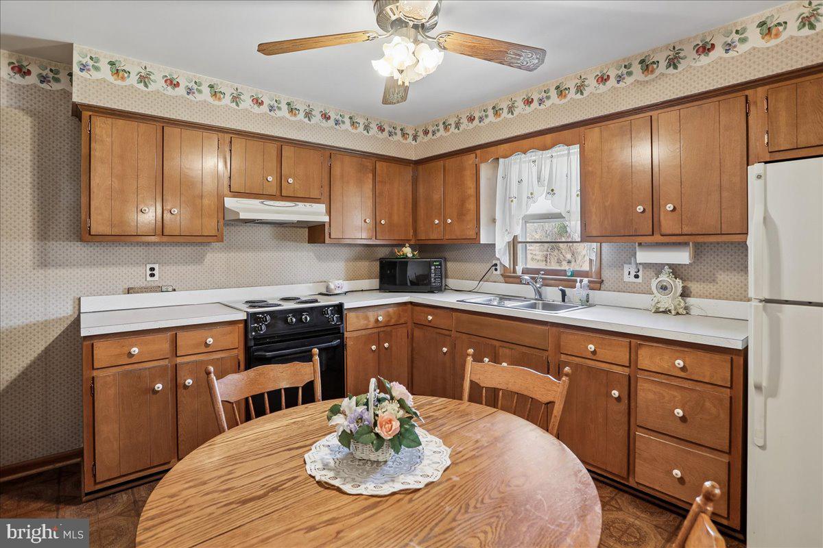 21909 Frederick Road Boyds, MD 20841 - Photo 8 of 20 Table space kitchen