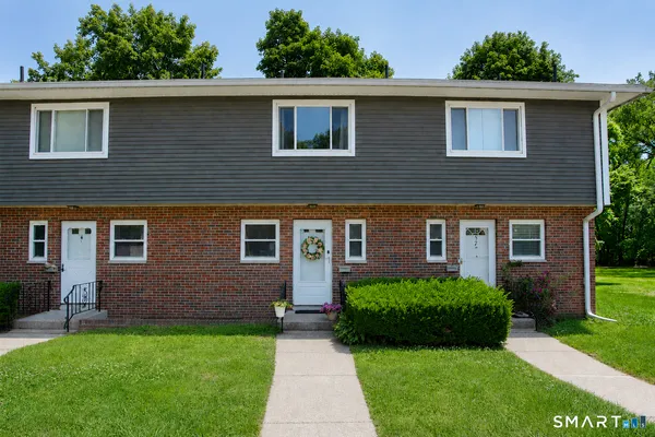 $224,900 | 3 Camelot Drive, Unit 5, Bloomfield, CT 06002