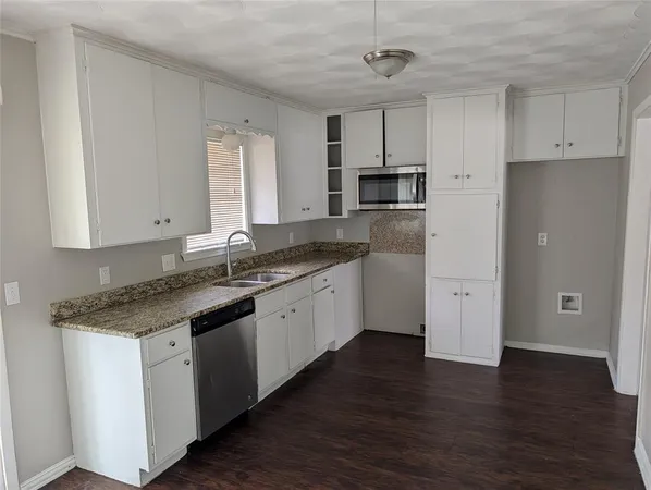 $1,950 | 336 Southwest Dian Street, Burleson, TX 76028