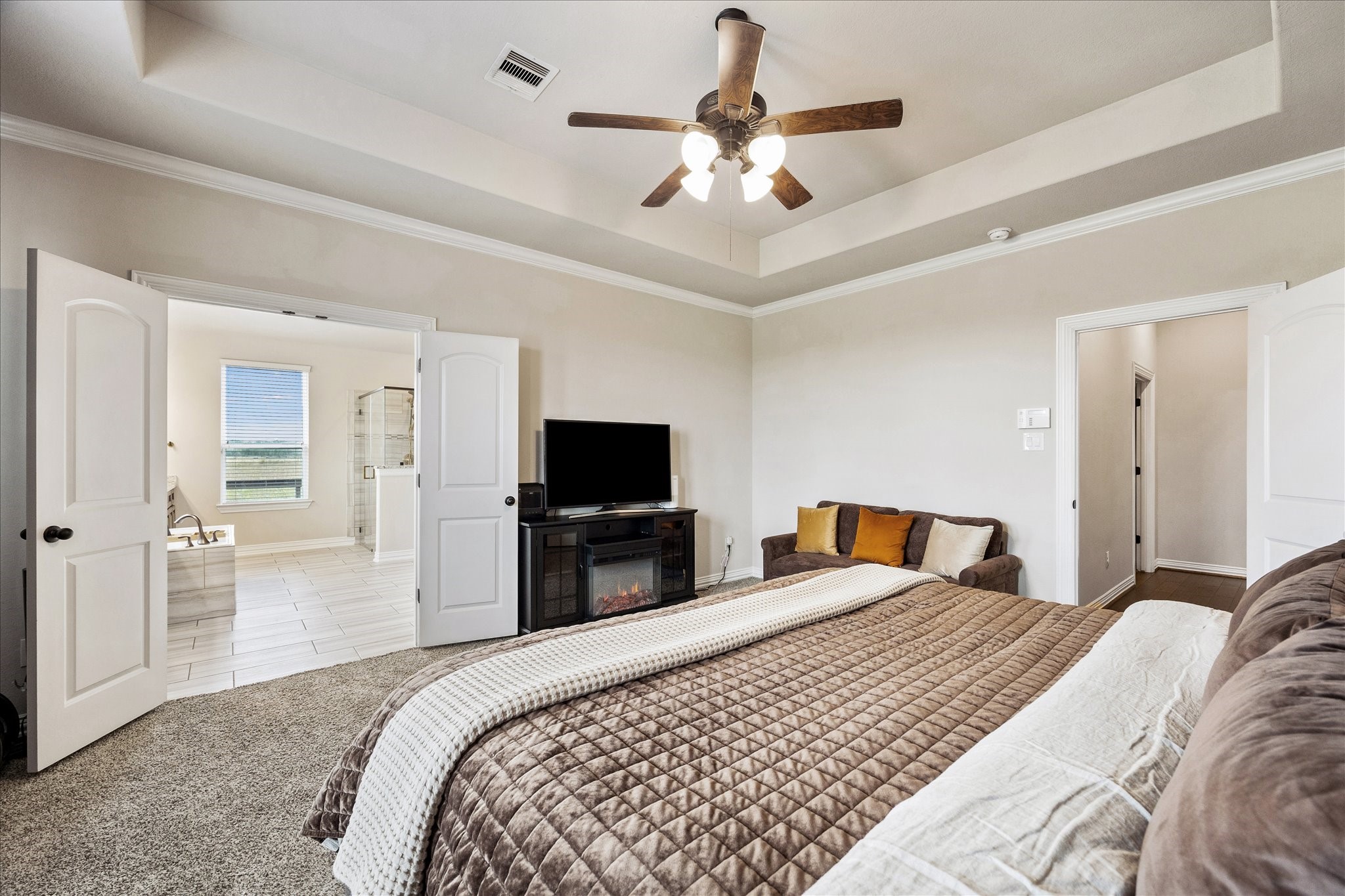 7923 Stratford Hall Drive Rosharon, TX 77583 - Photo 13 of 32 The oversized primary bedroom features an en-suite beautiful bath area.