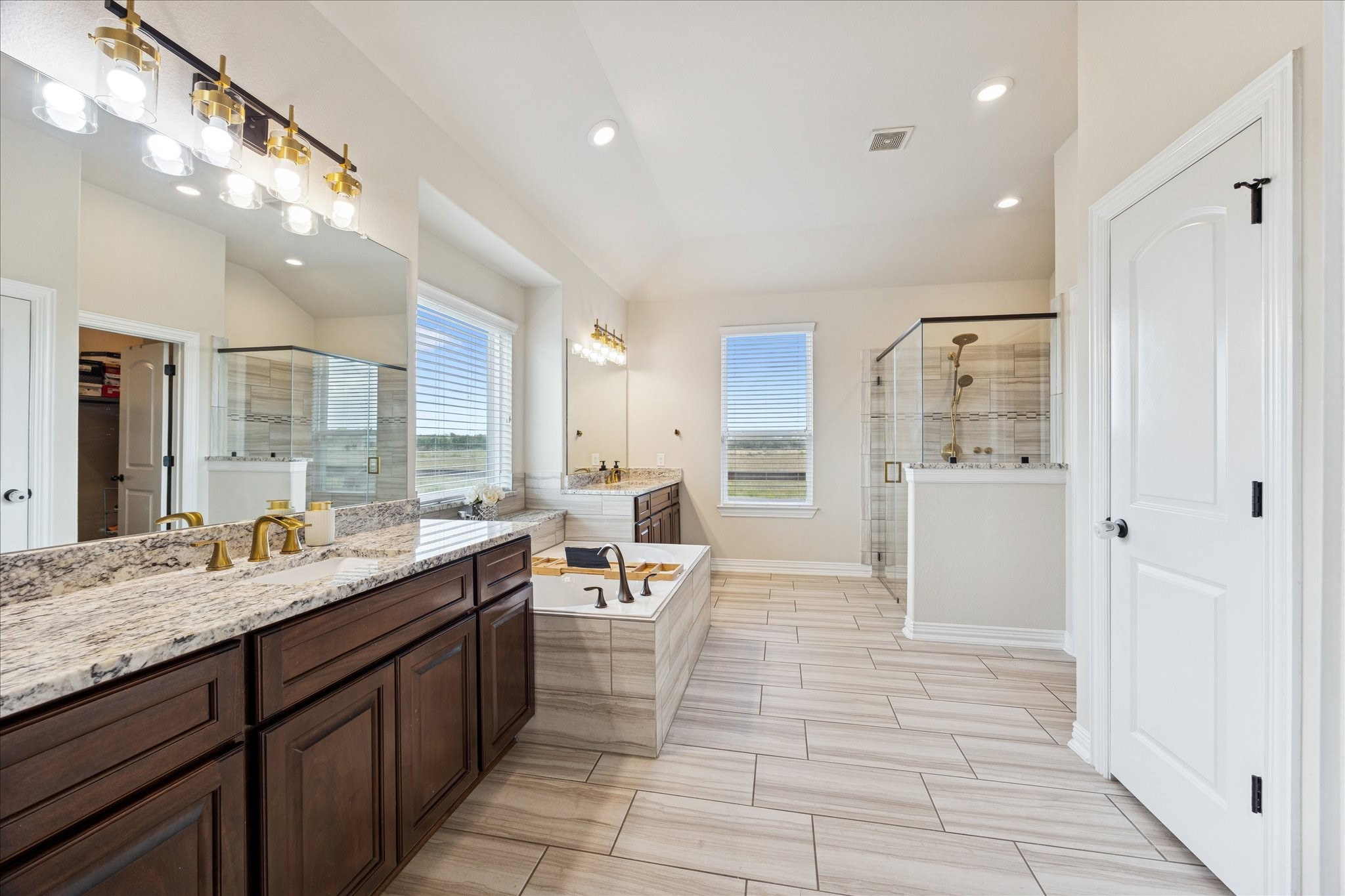 7923 Stratford Hall Drive Rosharon, TX 77583 - Photo 15 of 32 The primary bath features an oversized soaking tub, separate shower, and big dressing areas.