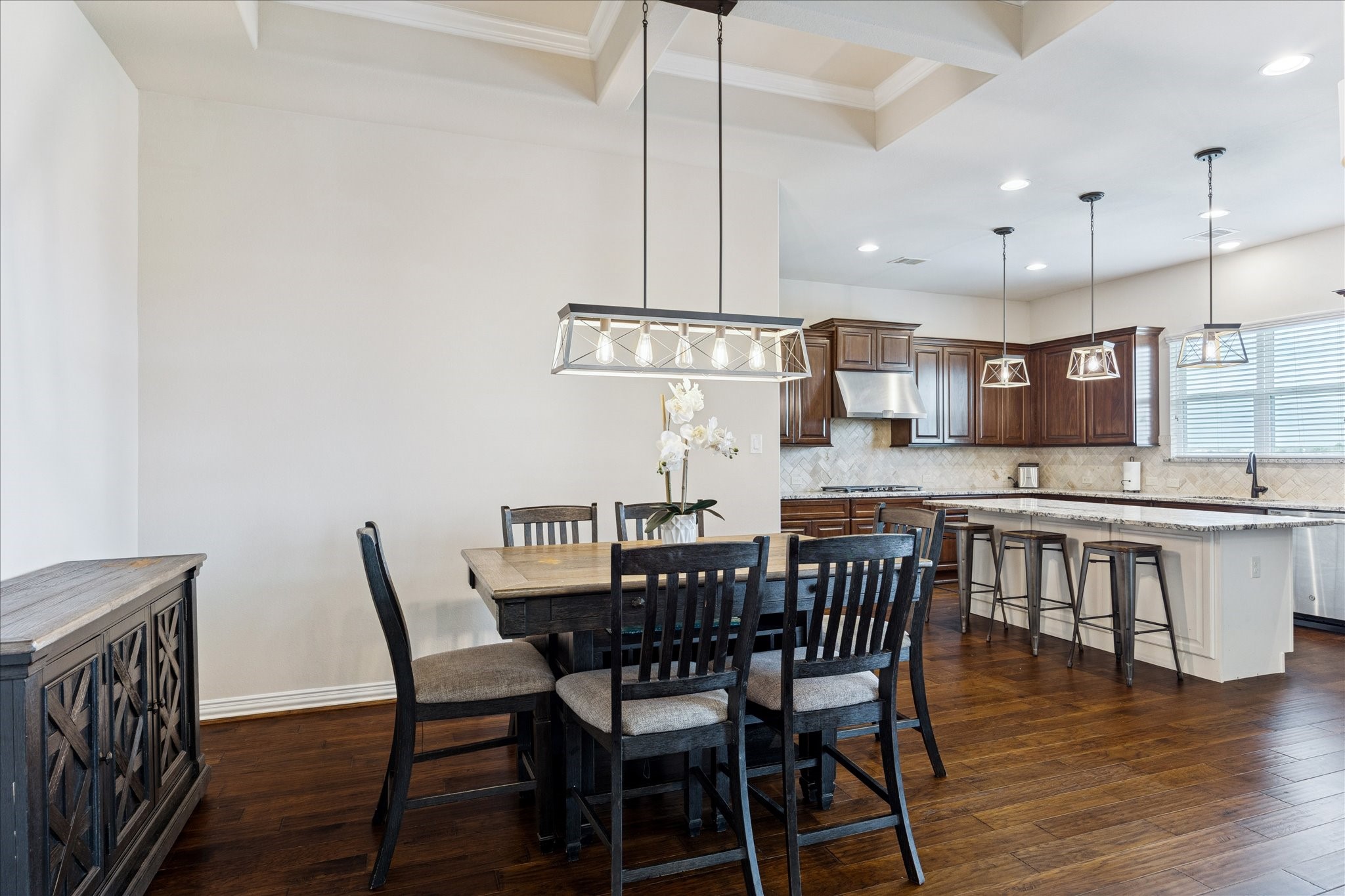 7923 Stratford Hall Drive Rosharon, TX 77583 - Photo 5 of 32 Wide open spaces accommodate the morning room.