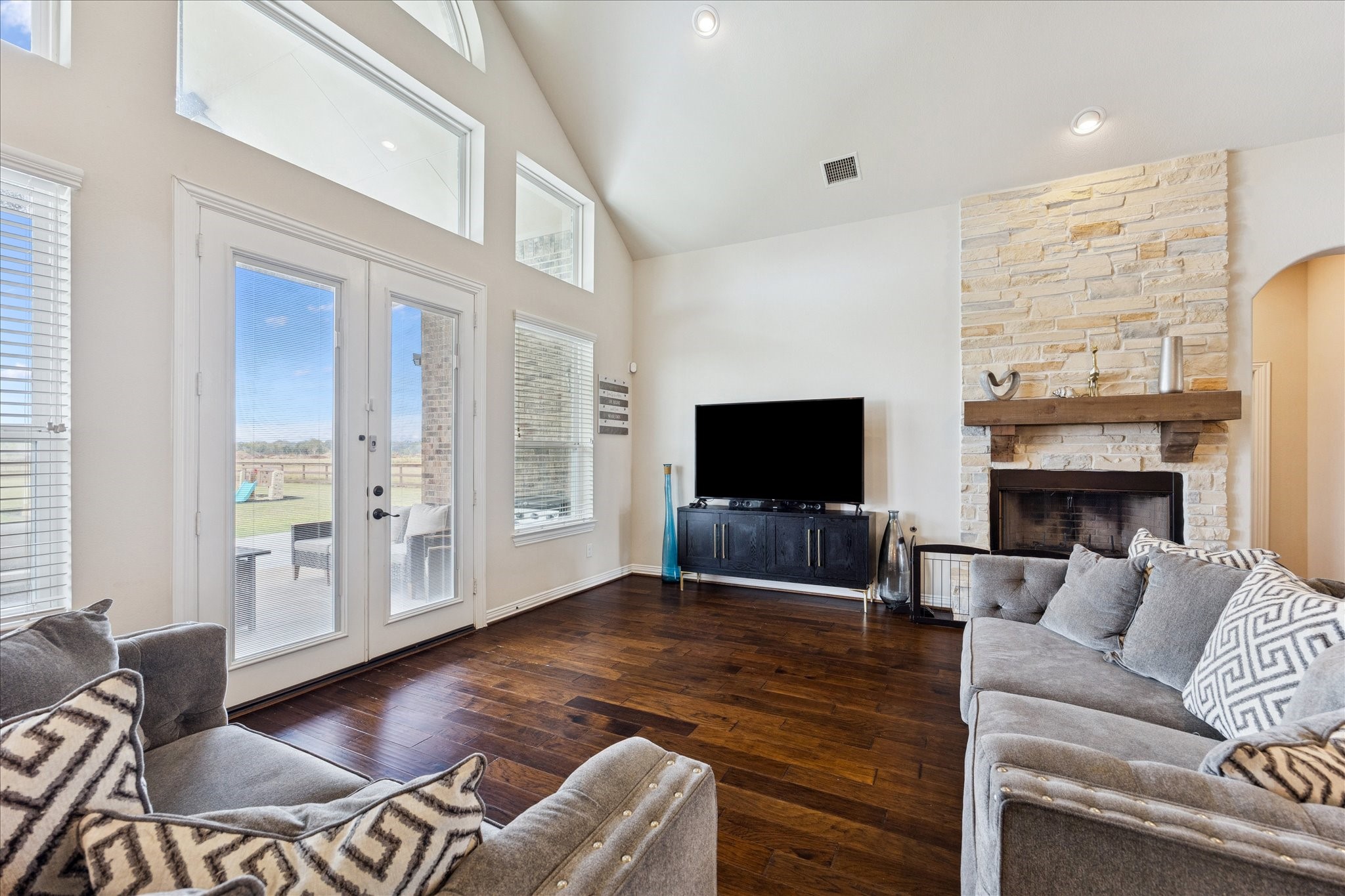 7923 Stratford Hall Drive Rosharon, TX 77583 - Photo 8 of 32 Enjoy the blend of outdoor and indoor entertaining.