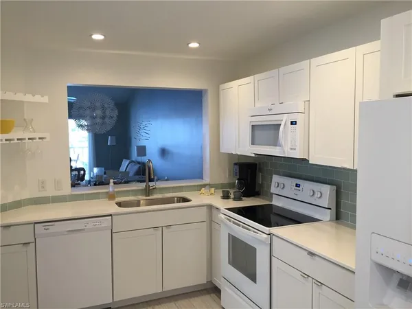 $2,100 | 7800 Emerald Circle, Unit B201, Naples, FL 34109