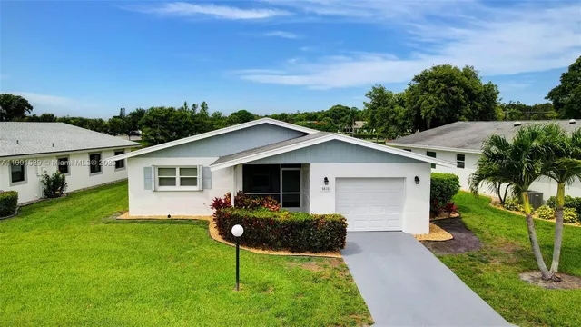 a view of a house with backyard and garden